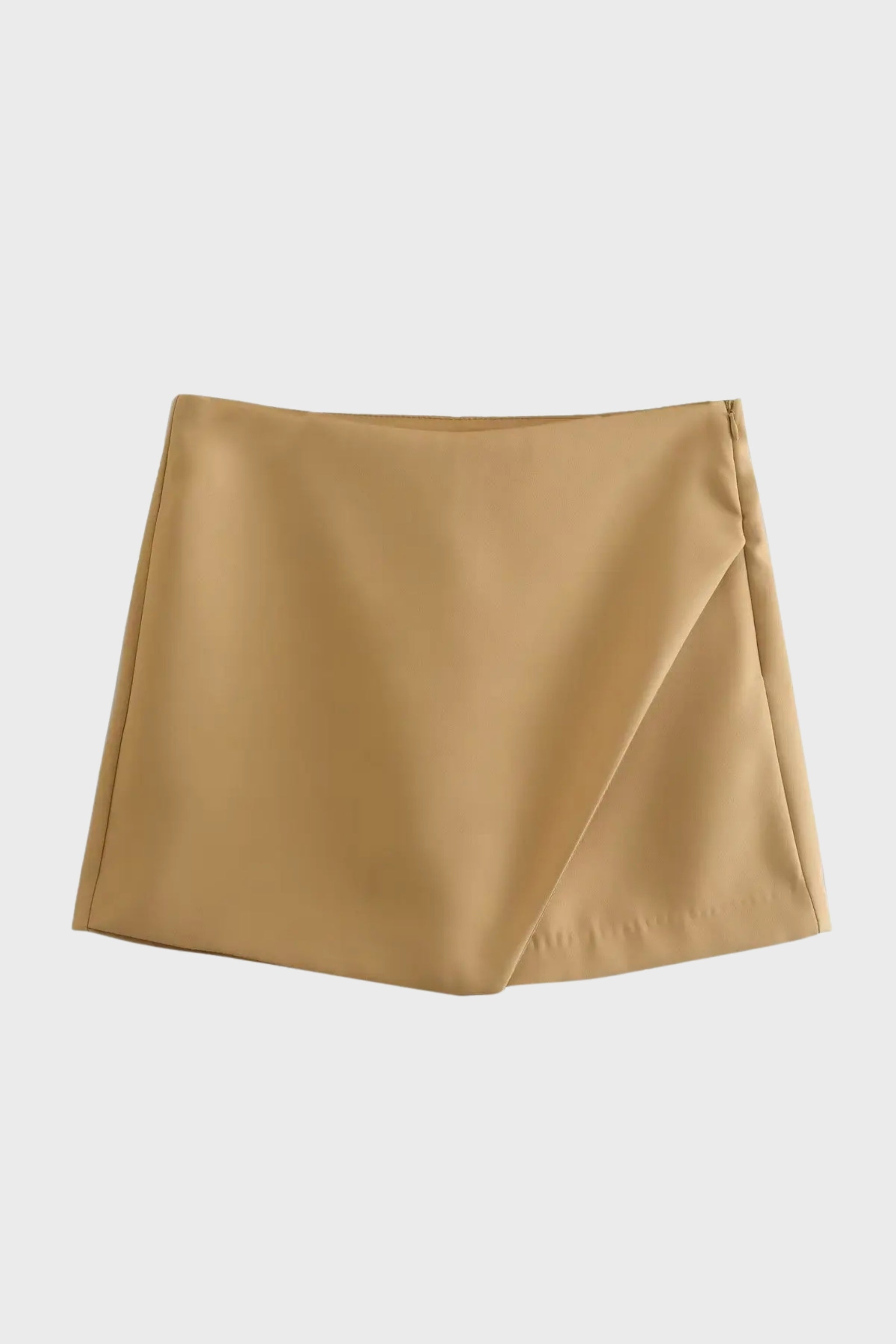 Jade Short - trendy high-waist women's shorts with a versatile design.