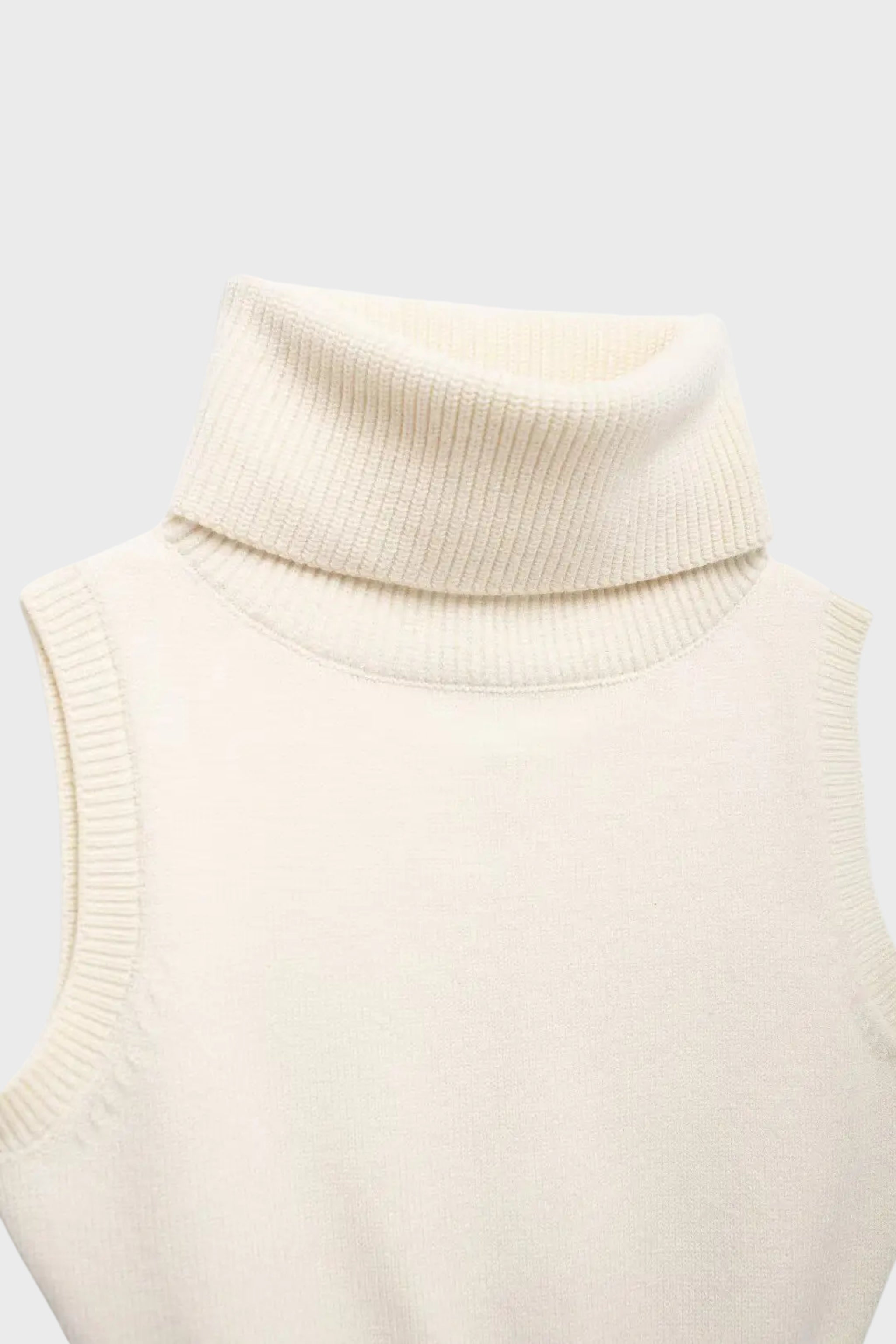 Lena Turtleneck - cozy and fitted knit top in a sleek design